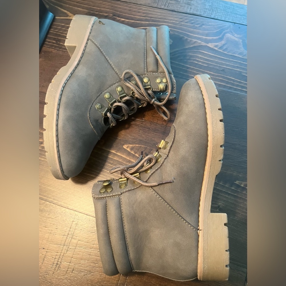 NEW Nautica boots